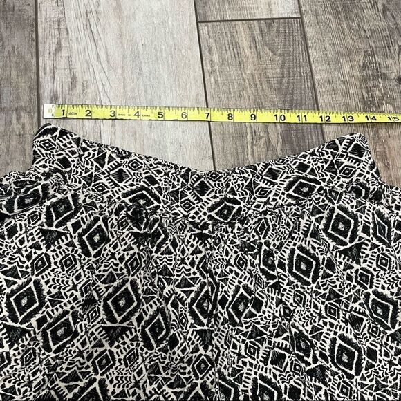 Mudd Geometric Loose Fit Baggy Shorts Cream And Black Size 14.5 - Picture 3 of 9